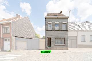 Gelegen in het charmante en rustige Sint-Goriks-Oudenhove, een landelijke deelgemeente van Zottegem, vind je deze te renoveren woning boordevol potentieel (mogelijkheid dichtbouwen boven garage gelijk met naastliggende woning) . Een unieke kans voor wie op zoek is naar een gezellig (t)huis in een groene en rustige omgeving, met tal van wandelroutes en natuur op wandelafstand.<br /><br />De woning beschikt momenteel over 3 slaapkamers en een vaste trap naar de ruime zolder, die perfect kan ingericht worden als extra slaapkamer, bureau of hobbyruimte. De lichtrijke leefruimte biedt een warm en uitnodigend kader voor gezellige familiemomenten, terwijl de zonnige tuin met zicht op de kerktoren een oase van rust vormt.<br /><br />Verder beschikt het pand over een garage en een degelijke basisstructuur, ideaal voor wie niet terugschrikt van renovatiewerken. Mits de nodige liefde en renovatie-inspanningen kan dit pand uitgroeien tot een karaktervolle gezinswoning, volledig naar eigen smaak ingericht.<br /><br />De woning bevindt zich op een uitstekende ligging, op korte afstand van de dorpskern van Sint-Goriks-Oudenhove, met scholen, winkels en openbaar vervoer in de nabije omgeving.<br /><br />Bent u op zoek naar een woning met charme en potentieel op een unieke locatie? Dan is dit pand zeker een bezoek waard! Contacteer ons gerust voor een bezoek of meer informatie. <br /><br />