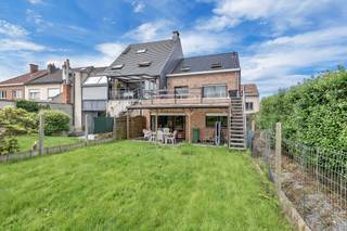<p>Nabij het centrum van Liedekerke bevindt zich dit aangename gelijkvloers appartement met een bewoonbare oppervlakte van 69 m². Scholen, winkels, horeca en openbaar vervoer liggen in de onmiddellijke nabijheid, wat zorgt voor een vlotte bereikbaarheid en een comfortabele woonomgeving.</p><p>Het appartement omvat een inkomhal, een lichtrijke living, een keuken, een praktische berging, één slaapkamer en een badkamer voorzien van douche, lavabo en toilet. Verder beschikt het appartement over een overdekt terras en een ruime tuin, ideaal om rustig buiten te genieten.</p><p><strong>Huurprijs:</strong> € 750/maand<br /><strong>Beschikbaarheid:</strong> bespreekbaar</p>