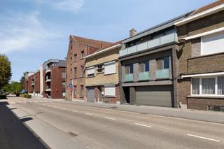 <p><strong>Stap binnen in deze hedendaagse woning uit 2014 waar ruimte, licht en modern wooncomfort op harmonieuze wijze samenkomen. Met een bewoonbare oppervlakte van 152m², twee volwaardige slaapkamers, twee badkamers, een zonnig terras en een royale garage combineert dit energiezuinige pand een hoogwaardige afwerkingsgraad met een buitengewoon praktische ligging in het centrum.</strong></p><p> </p><p><strong>Beschrijving van de woning</strong> Bij het betreden van de woning komt u terecht in een uitnodigende inkomhal op de begane grond, die direct toegang biedt tot de bijzonder ruime garage. Deze is uitgerust met een automatische sectionaalpoort en biedt niet alleen plaats voor een voertuig, maar beschikt ook over uitgebreide bergruimte, een handige afgietbak en de technische voorzieningen zoals de energiezuinige cv-installatie en een waterverzachter.</p><p> </p><p>Via de trap, voorzien van ingebouwde nachtverlichting en een discrete stoeltjeslift, bereikt u de eerste verdieping waar het dagelijks leven zich ontplooit. De hal met gastentoilet leidt naar een sfeervolle leefruimte waar riante raampartijen zorgen voor een overvloed aan natuurlijk daglicht. Aansluitend bevindt zich de strak vormgegeven, modern ingerichte keuken die van alle gemakken is voorzien, evenals een praktische bureauruimte met maatkasten die zich perfect leent als thuiswerkplek.</p><p>Op de tweede verdieping brengt de nachthal u naar twee comfortabele slaapkamers met stijlvolle inbouwkasten. Daarnaast geniet u van het luxegevoel van zowel een complete badkamer als een afzonderlijke douchekamer, wat de ochtendroutine bijzonder vlot laat verlopen.</p><p>Vanuit de slaapkamers stapt u zo het aangename terras op voor een heerlijk moment van rust.</p><p> </p><p>Een handige zolderberging biedt bovendien nog extra opslagmogelijkheden.</p><p> </p><p>Dankzij de bouw van 2014 profiteert de woning van een gunstig energieprestatiecertificaat B met een score van 121 kWh/m² per jaar, ondersteund door vloerverwarming, zonnepanelen, een doordacht ventilatiesysteem, een conforme elektrische installatie en de volledige afwezigheid van asbest.</p><p> </p><p>De locatie in het centrum van Tienen is overal dichtbij: een supermarkt bevindt zich vlak voor de deur, terwijl scholen, winkels, gezellige horeca en openbaar vervoer (bus en station) op een steenworp afstand liggen. Met een snelle aansluiting op de stadsring en de snelweg op amper vijf minuten rijden, combineert deze woning doordacht stadswonen met een uitstekende bereikbaarheid.</p><p> </p>