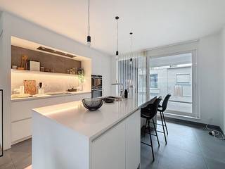 Cet appartement de luxe recherche de nouveaux résidents. Êtes-vous à la recherche de luxe, de confort et d'espace ? Alors c'est définitivement quelque chose pour vous ! Avec ses 2 chambres, ses 2 salles de bains et ses 2 terrasses, vous vous y sentirez comme chez vous. MISE EN PAGE :- hall d'entrée- toilettes pour invités- espace de vie- cuisine ouverte- 2 terrasses spacieuses- 2 salles de bain- 2 chambres- rangementGÉNÉRAL :- appartement de luxe- fini avec des matériaux de qualité- fitness dans le bâtiment- Centre-ville de Waregem- à proximité des routes d'accès- box de garage obligatoire à louer : 85€ par moisLe moyen le plus rapide pour visiter cette propriété ? Demandez votre visite via le bouton rouge de notre site Web (www.dewaele.com) et vous serez contacté par notre courtier. Les rendez-vous ne peuvent pas être pris par téléphone. Si vous avez d'autres questions, veuillez nous contacter par téléphone au 056 605 605.