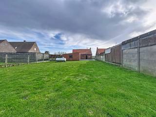 ALLEENSTAANDE WONING MET RUIME GARAGES TE VLETEREN. DE INDELING VAN DE WONING IS ALS VOLGT: GELIJKVLOERS:LEEFRUIMTE, SLAAPKAMER, APARTE KEUKEN,...