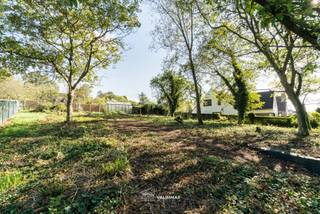 VALIMMAS verkoopt deze rustig en residentieel gelegen (bouw)grond voor een driegevelwoning. Gelegen in woongebied en gekend als een apart...