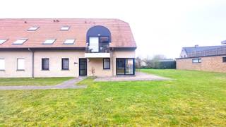 <br />Ontdek dit gezellig & instapklaar gelijkvloers appartement op wandelafstand van het strand van Bredene.<br />Rustig gelegen achteraan het perceel, waardoor u in alle rust en comfort kunt genieten.<br /><br />Bovendien beschikt het over een zonnig terras rondom het appartement waar u volop geniet van de zon. <br /><br />Het appartement is perfect onderhouden en volledig instapklaar.<br /><br />Bewoonbare oppervlakte: 51m².<br /><br />Indeling:<br />Inkomhal, gezellig en zeer lichtrijke woonkamer met toegang naar het terras.<br />Een comfortabele volledig ingerichte keuken in landelijke stijl met alle toestellen.<br />1 grote slaapkamer en tijdloze badkamer met douche, lavabo en toilet + plaats voor wasmachine.<br /><br />Overal pvc ramen en 2 schuiframen aan de woonkamer en verwarming met nieuwe warmtepomp. <br />Epc 196 kWh = Label B <br />Blanco keuring van de elektrische installatie.<br />Geen asbest aanwezig. <br /><br />Daarnaast beschikt u over een gemeenschappelijke tuin en fietsenberging.<br />Parkeren kan vlot in de straat.<br /><br />Het appartement is geschikt voor vaste bewoning of als vakantie appartement.<br /> <br />Mis deze mooi opportuniteit niet en bel snel voor een bezoek afspraak.