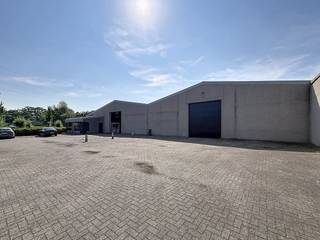 Ce spacieux entrepôt avec bureau à louer est situé à Evergem, près de la R4, et est donc très facilement accessible. Il y a un parking spacieux avec des options de chargement et de déchargement devant l'entrepôt.Surfaces : - Entrepôt : env. 1 050 m²- Bureau : env. 180 m²Spécifications de l'entrepôt :- Sanitaire- Hauteur libre : 4,6 m- Hauteur du faîtage : 6 m- Espace de chargement et de déchargement spacieux devant l'entrepôt- Souffleur à gaz Vivox- Sol en polybéton- 2 portes sectionnelles automatiques (4,5 m h x 4 m l)- Éclairage LED- Panneaux solaires Spécifications du bureau : - Sol carrelé et sol en moquette- Sanitaire- Chauffage par radiateurs- Salle de réunionDisponibilité :Disponible immédiatement.Êtes-vous intéressé par cet entrepôt avec bureaux à louer à Evergem ? Demandez plus d'informations ou réservez votre visite au 09 245 35 35 ou à business.gent@dewaele.com.Registre des mesures: non