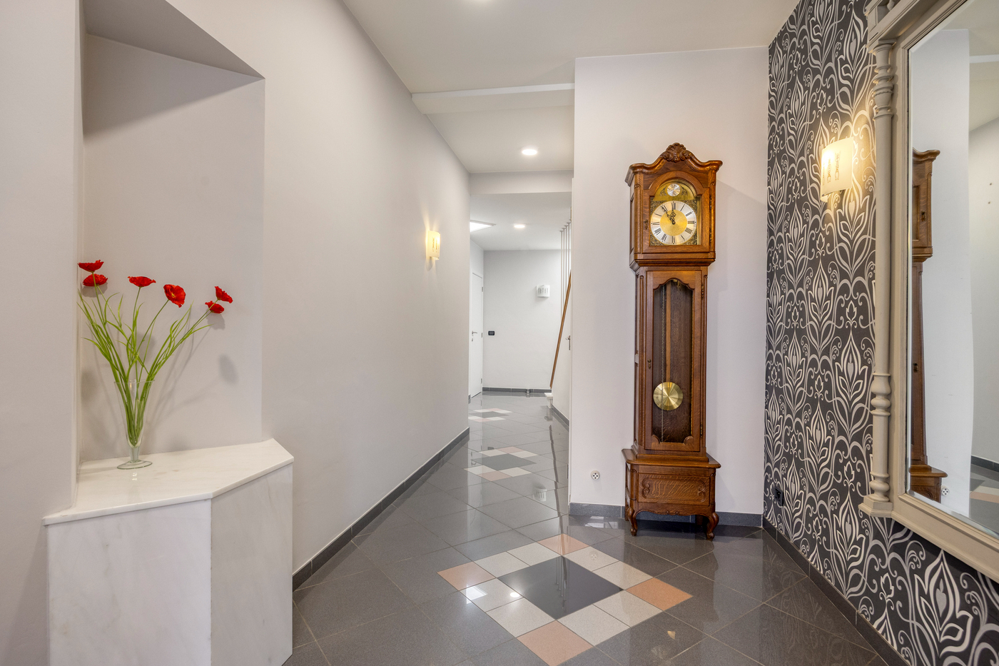 Uitzonderlijk ruim woonhuis (± 340 m²) met vergunning voor opsplitsing naar 2 woonunits - foto 4