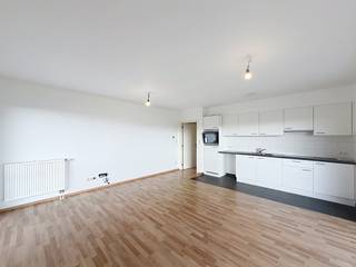 <strong>SINT-JANS-MOLENBEEK : Vlak bij het Edmond Machtens-stadion en alle voorzieningen, mooi appartement met 1 slaapkamer van ±57 m² op de 4e verdieping met lift. Het appartement is als volgt ingedeeld: inkomhal, slaapkamer van ±14 m² met aangrenzende badkamer, toilet, woonkamer van ±25 m², ingerichte keuken (oven, kookplaten, afzuigkap, koelkast, diepvriezer en aansluiting voor vaatwasser), 2 terrassen (±7 m² op het oosten en ±2 m² op het zuiden), kelder M4 en parkeerplaats nr. 33 inbegrepen. Kosten: Vast bedrag van 100€/maand inclusief gemeenschappelijke kosten. Warm water en verwarming via het bedrijf HMS+, eenmalige verhuiskosten van 50€, 100€/jaar voor de aansprakelijkheidsverzekering. EPC C+. Direct beschikbaar.</strong><br /><br /><span>Op de 4e verdieping, bereikbaar met de lift:</span><br /><br />- Entreehal<br />- Slaapkamer van ±14 m² met aangrenzende badkamer<br />- Toilet<br />- Woonkamer van ±25 m²<br />- Ingerichte keuken (oven, kookplaten, afzuigkap, koelkast, vriezer en aansluiting voor vaatwasser)<br />- Terras van ±7 m² op het oosten<br />- Terras van ±2 m² op het zuiden<br /><br />Kelder M4 en parkeerplaats nr. 33 inbegrepen.