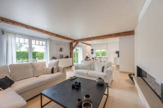 Charmante koppelvilla met zonnige tuin en terrassen residentieel gelegen te Knokke. Indeling: inkomhal met vestiaire en gastentoilet. Lichtrijke...