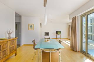Deze lichtrijke woning in Eppegem werd gebouwd in 2006 en is doorheen de jaren met bijzonder veel zorg en liefde onderhouden. Dankzij de rustige maar centrale ligging geniet je van een uitstekende bereikbaarheid, met het openbaar vervoer en de E19 Brussel–Antwerpen vlakbij. Winkels, lokale handelaars en scholen bevinden zich bovendien op wandelafstand.<br /><br />
<p>Bij het betreden van de woning word je verwelkomd in een ruime inkomhal. De aangename leefruimte vormt het hart van de woning en biedt dankzij de grote lichtinval een bijzonder ruimtelijk gevoel. De gashaard zorgt er bovendien voor extra sfeer en gezelligheid.</p>
<p>Aansluitend bevindt zich de volledig geïnstalleerde keuken, met voldoende ruimte voor een gezellige ontbijthoek.</p>
<p>Op het gelijkvloers bevindt zich eveneens een slaapkamer die ook perfect dienst kan doen als bureauruimte. Deze beschikt over een aparte doucheruimte en toilet, wat de woning bijzonder praktisch maakt voor wie gelijkvloers wil wonen.</p>
<p>Op de eerste verdieping bevinden zich twee ruime slaapkamers, een badkamer met ligbad, enkele lavabo en toilet, en een praktische bergruimte.</p>
<p>De zolderverdieping van ca. 35 m² biedt nog tal van mogelijkheden. Mits inrichting kan deze ruimte perfect worden omgevormd tot een extra slaapkamer, hobbyruimte of polyvalente kamer.</p>
<p>De woning beschikt verder over een inpandige garage met aansluitende wasplaats.</p>
<p>Buiten is het heerlijk vertoeven op het ruime terras tijdens de zomermaanden. De aangename tuin biedt bovendien alle mogelijkheden om verder naar eigen smaak en wensen in te richten.</p>
<p><strong>Troeven op een rij:</strong></p>
<p>- Rustige én centrale ligging<br />- Uitstekende bereikbaarheid<br />- 3 slaapkamers<br />- Zolderruimte van ca. 35 m² met uitbreidingsmogelijkheden<br />- Inpandige garage met wasplaats<br />- Zonnepanelen<br />- Vloerverwarming op het gelijkvloers<br />- Regenwaterput aangesloten op de toiletten<br />- EPC-label B<br />- Elektrische installatie conform</p>
<p>Benieuwd naar deze goed onderhouden woning met tal van mogelijkheden? Neem dan zeker contact met ons op voor meer informatie of een bezoek <strong>015 68 26 08</strong> of <strong>info@imperiavastgoed.be</strong></p>