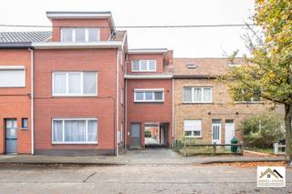 Voor wie op zoek is naar een opbrengsteigendom, is dit ruime pand met drie appartementen (allen een EPC C-Label!!) EN 7 garages aan de Henri...