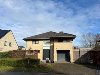 <p><span>RECENTE VILLA MET 4 SLPKS, GARAGE EN ZWEMBAD OP TOPLOCATIE</span></p><p><span> </span></p><p><span>Ontdek deze prachtige, recente O.B. waar ruimte, licht en comfort centraal staan.  Gelegen in een zeer rustige, residentiële omgeving in een doodlopende straat, biedt deze woning maximale privacy en veiligheid. Tegelijk bevindt u zich vlakbij openbaar vervoer en belangrijke invalswegen, wat zorgt voor een uitstekende bereikbaarheid.</span></p><p><span> </span></p><p><span>Van zodra u binnenkomt, valt de overvloedige lichtinval op dankzij de vele grote ramen die de woning een open en luchtig karakter geven. De gezellige living vormt het hart van het huis en sluit naadloos aan op een ruim terras waar u in alle rust kan genieten van het groen en het zicht op het nabijgelegen zwembad.</span></p><p><span> </span></p><p><span>De moderne open keuken is volledig geïntegreerd in de leefruimte en biedt alle comfort voor wie graag kookt en gasten ontvangt. Aansluitend bevindt zich een grote praktische berging. </span></p><p><span>Vanuit de keuken heeft u tevens directe toegang tot een tweede, ruim terras.</span></p><p><span> </span></p><p><span>De woning beschikt over 4 volwaardige slaapkamers, perfect voor een gezin of voor wie extra ruimte wenst voor bureau of hobbykamer. </span></p><p><span>De badkamer is stijlvol ingericht met een douche, ligbad en een lavabomeubel met dubbele lavabo. </span></p><p><span>Daarnaast is er een afgewerkte zolder voor extra opbergmogelijkheden.</span></p><p><span> </span></p><p><span>Buiten geniet u van het mooie zicht op het verwarmde zwembad, uitgerust met een rolluik voor extra veiligheid, bescherming en energiebesparing. </span></p><p><span> </span></p><p><span>Verder zijn er een garage, een aparte (fietsen)berging en een technische ruimte voor het zwembad. </span></p><p><span>Dankzij de aanwezige zonnepanelen is de woning (èn het zwembad) bovendien energiezuinig.</span></p><p><span> </span></p><p><span>Kortom: een instapklare, lichtrijke gezinswoning op een toplocatie waar comfort, rust en bereikbaarheid perfect samenkomen.</span></p><p><span> </span></p><p><span>Belangrijke info :</span></p><p><span> </span></p><p><span>     - EPC : 158 kWh/m²jaar (label B)</span></p><p><span>     - Huurprijs : 2.200,- euro/maand</span></p><p><span>     - Waarborg : 3x maandhuur</span></p><p><span>     - Plaatsbeschrijving : 500,- euro ( €250,- voor eigenaar en €250,- voor huurder )</span></p><p><span> </span></p><p><span>     - BESCHIKBAAR : VANAF 1/4/2026</span></p><p><span> </span></p><p><span>Wenst u graag meer info of bent u geïnteresseerd in een plaatsbezoek? </span></p><p><span>Gelieve ons dan te contacteren op het nummer 03 775 41 88 of mail naar</span><span> christel@vastgoed-smet.be</span><span>       </span><span>www.vastgoed-smet.be</span></p><p><span>De verstrekte gegevens/informatie (zowel online als gedrukt) worden vrijblijvend verstrekt, enkel ter inlichting, zonder contractuele verbintenis of garantie van onzentwege en kunnen op ieder ogenblik gewijzigd worden.</span></p><p><span> </span></p><p><span> </span></p>