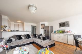 Appartement bien situé au Rederskaai à Zeebrugge. Appartement non-meublé avec le living avec cuisine ouverte, débarras, 2 chambres à coucher, la salle de bains. L'appartement est impécable, living avec parquet, vue magnifique au port de plaisance. Provision € 50/mois, possibilité de louer le parking à € 75/mois.