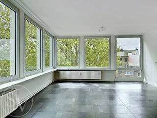 <p><strong>Twee-slaapkamer appartement mét garagebox in centrum Wilrijk.</strong></p>
<p>Gelegen in een goed onderhouden residentie in hartje Wilrijk, op de Bist – het centrale en levendige dorpsplein – geniet u hier van een uitstekende ligging met alle voorzieningen op wandelafstand. Winkels, horeca en diensten bevinden zich vlakbij, en de wekelijkse markt zorgt voor extra dynamiek en gezelligheid. De omgeving combineert een sterke commerciële ligging met een aangename, residentiële sfeer.</p>
<p><strong><br />Appartement vijfde verdieping</strong><br />Via de inkomhal met vestiaire betreedt u de <strong>ruime en lichte woonkamer</strong>, gekenmerkt door grote raampartijen die zorgen voor een aangename sfeer en een mooi zicht op de omgeving. Aansluitend bevindt zich de ingerichte <strong>keuken</strong>, uitgerust met een elektrisch fornuis, oven, koelkast met vriesvak en vaatwasser. Vanuit de keuken heeft u toegang tot het balkon.</p>
<p>De <strong>twee grote slaapkamers</strong> bevinden zich achteraan en zijn bijgevolg rustig gelegen. De <strong>badkamer </strong>beschikt over een fijne inloopdouche en een lavabo in meubel. Verder is er een apart toilet en een <strong>ruime en praktische bergruimte</strong> met aansluiting voor wasmachine en droogkast en voorzien van vaste kasten.</p>
<p>Kortom, een instapklaar, ruim en gezellig appartement op een fijne locatie.<br /><br /></p>
<p><strong>Kosten</strong></p>
<ul>
<li>Elektriciteit: individuele meter</li>
<li>Aardgas: collectieve verwarming, afrekening via syndicus</li>
<li>Water: collectief, afrekening via syndicus</li>
<li>Algemene onkosten gebouw (excl. verwarming): +/- €133/maand</li>
</ul>
<p><strong><br />Het geheel omvat</strong></p>
<ul>
<li>Appartement op de 5de verdieping</li>
<li>Privatieve autobox in de ondergrondse garage, inbegrepen</li>
</ul>
<p><br />Onderaan deze pagina kan u de nodige attesten, plan, verslagen, e.d meer vinden.</p>