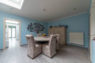 Bent u op zoek naar een woning met 4 volwaardige slaapkamers?
Dan is deze goed onderhouden woonst ongetwijfeld iets voor u!
Haar strategische ligging resulteert dan ook in een mooie mobiscore van 8.4/10.
Op het gelijkvloers komt u vooraan in de garage, waar o.a. de fietsen makkelijk kunnen worden gestald.
Centraal bevinden zich een aparte zit- en eetruimte, die grenst aan de ingerichte keuken met toestellen.
Achteraan is er een polyvalente ruimte, een apart toilet (waar de leidingen reeds zijn gelegd voor een extra badkamer) en een wasplaats.
De tuin is naar het westen gericht en heeft een terras.
Op de eerste verdieping zijn er 3 slaapkamers en een ingerichte badkamer met ligbad en lavabo.
Aan de hand van een vaste trap komt u op de zolderverdieping, waar zich de 4de slaapkamer bevindt.
Neemt u gerust contact op met ons kantoor om in samenspraak met de eigenaars een plaatsbezoek in te plannen!