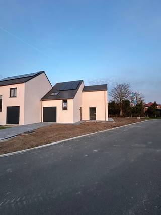 Dichtbij het centrum van Jabbeke, op wandelafstand van de bakker, beenhouwer, winkels alsook nabij invalswegen zoals E40 kan je deze afgewerkte halfopen nieuwbouwwoning terugvinden. <br />Deze maakt deel uit van een doodlopende straat met in totaal 8 halfopen en twee open bebouwingen in een leuk woonerf.<br />De woningen bestaan uit 2 bouwlagen met zolderverdieping die dienst kan doen als stockageruimte en inpandige garage.
<ul>
<li>Groene, rustige omgeving in een doodlopende straat;</li>
<li>Energiezuinige woning;</li>
<li>50% korting op uw onroerende voorheffing gedurende 5 jaar;</li>
<li>Vloerverwarming op het gelijkvloers;</li>
<li>3 ruime slaapkamers voorzien van laminaat vloerbekleding;</li>
<li>Schilderwerk, verlichting en verharding rondom de woning is inbegrepen;</li>
<li>Inpandige garage.</li>
</ul>
Meer info of een bezoek brengen aan deze woning? Neem nu contact met ons op.