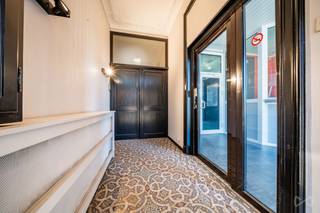 Contact : Maxime Van den Abbeele : 0494/05.23.55 - maxime.v@weinvest.be  Votre agence We Invest Charleroi &amp; en Fagne vous présente une belle opportunité en plein cœur de Couvin :  Cet imposant immeuble mixte de style Art Nouveau saura séduire les investisseurs comme les indépendants à la recherche d'un bien polyvalent. Avec ses 206 m² habitables, il offre de nombreuses possibilités d'aménagement.  Au rez-de-chaussée, un espace commercial indépendant idéal pour y exercer une activité professionnelle ou le mettre en location, complété d'un bureau, d'une cuisine avec accès sur cour et d'un WC séparé.  Au 1er étage, un appartement avec salon, salle à manger donnant sur un balcon, cuisine et un grand bureau de ± 30 m². Au 2ème étage,  deux chambres lumineuses et une salle de douche.  Le bien dispose également d'un sous-sol complet avec deux caves et une chaufferie, ainsi qu'une cour arrière de ± 47 m² orientée sud-ouest.  Côté technique : chauffage central au mazout, fibre optique, citerne mazout 3200 L, détecteur incendie.  PEB : E - 20260504026160 - 420 kWh/m²/an  Un bien idéal pour combiner vie professionnelle et privée, ou comme investissement locatif.  Faire offre à partir de 167.000 €  Annonce indicative et non contractuelle, sous réserve d'acceptation.