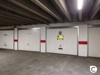 <p><span>Ondergrondse garagebox met afstandsbediening te Fruithoflaan! </span></p><p><span>Deze garagebox werd recent opgewaardeerd, is centraal gelegen en beschikt over een automatische poort met afstandsbediening. </span></p><p><span>Dit ondergrondse garagecomplex telt 3 toegangen met badgesysteem en camerabewaking, waarvan 2 via de Fruithoflaan, de derde situeert zich op de Roderveldlaan. </span></p><p><span>De garagebox is onmiddellijk beschikbaar!</span></p><p><span> </span></p><p><span>Afmetingen:</span></p><p><span>Diepte: 5,95m </span></p><p><span>Breedte: 3m</span></p><p><span>Hoogte: 2,02m</span></p><p><span> </span></p>
