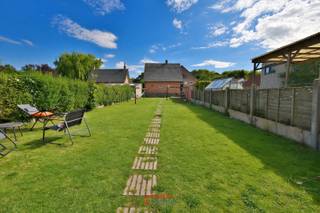 Cette magnifique maison située à La Panne vous invite à mener une vie alliant confort et élégance. Avec ses trois chambres spacieuses et son salon chaleureux, elle offre suffisamment d'espace pour accueillir une famille. La cuisine entièrement équipée permet de concocter de véritables chefs-d’œuvre culinaires, tandis que la salle de bains moderne offre un havre de paix après une journée bien remplie. Conçue avec le plus grand soin, la maison présente un agencement harmonieux qui crée une atmosphère de vie agréable.<br /><br />À l’extérieur, vous trouverez un garage doté d’une porte sectionnelle, qui est non seulement pratique, mais contribue également au caractère haut de gamme de cette maison. Les combles offrent des possibilités supplémentaires de rangement ou d’aménagements créatifs. Cette maison bénéficie d’un emplacement idéal, à proximité de toutes les commodités, ce qui vous permet de profiter à la fois du calme des environs et de l’animation de la forêt voisine. Laissez-vous surprendre par ce que cette maison a à offrir et découvrez les possibilités qui s’offrent à vous pour y créer la vie de vos rêves.<br /><br />EPB: 266 (Label C).