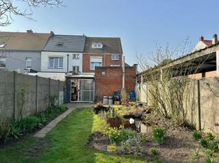 Welkom bij deze charmante, op te frissen woning gelegen nabij het centrum van Ekeren. Dit pand biedt een totale woonoppervlakte van 195...