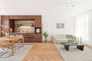 Wonen in het hart van Antwerpen, op wandelafstand van het Theaterplein en het bruisende Zuid, in een volledig gerenoveerd duplex-appartement met EPC A?<br /><br />Dit instapklare duplex-appartement aan de Hemelstraat 31 bus 201 combineert een uitstekende ligging met ruimte, comfort en energiezuinigheid. Met een bewoonbare oppervlakte van maar liefst 87 m² geniet u hier van een verrassend ruim woongevoel in het centrum van de stad.<br /><br />De locatie is een absolute troef. Op enkele minuten wandelen bevindt zich het gezellige Theaterplein, bekend om zijn levendige weekendmarkt op zaterdag en zondag. Ook het populaire Antwerpen-Zuid, met zijn vele restaurants, cafés, winkels en culturele hotspots, ligt vlakbij.<br /><br />Het appartement maakt deel uit van een kleinschalig gebouw met slechts drie woonentiteiten, wat zorgt voor een rustige woonomgeving en bijzonder lage gemeenschappelijke kosten.<br /><br />De woning werd in 2025 volledig gerenoveerd en beschikt over een ruime en lichtrijke leefruimte, een gezellige eetkamer met directe toegang tot het terras, een praktische wasberging met gastentoilet.<br /><br />Op de bovenverdieping bevinden zich twee volwaardige slaapkamers, een moderne badkamer met douche en een tweede afzonderlijk toilet. Dankzij deze praktische indeling is het appartement perfect geschikt voor zowel koppels, jonge gezinnen als investeerders.<br /><br />Ook op energetisch vlak scoort deze woning uitstekend. Dankzij de grondige renovatie en de goede isolatie van het gebouw behaalt het appartement een EPC-label A, wat resulteert in een energiezuinige en toekomstgerichte woonst.<br /><br />Meer informatie of graag een bezoek ter plaatse? Bel +32 499 35 83 13.