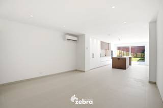 Deze instapklare, gerenoveerde woning bevindt zich op een boogscheut van het centrum van Meulebeke. De woning geniet van een uitstekende bereikbaarheid en ligt op wandel- en fietsafstand van diverse winkels, horeca, sportgelegenheid, openbaar vervoer...<br /><br />Op het gelijkvloers bevindt zich een inkomhal met gastentoilet, een badkamer met douche en dubbele wastafel (spiegel boven de wastafels wordt nog voorzien door de verkoper). Ook de aansluitingen voor wasmachine en droogkast bevinden zich in de badkamer. Verder is er op het gelijkvloers een woonkamer met aansluitend de open keuken met eiland die voorzien is van een inductiekookplaat, dampkap, spoelbak, oven, microgolf, vaatwas, koelkast en voldoende kastruimte.<br /><br />Het eerste verdiep bestaat uit een nachthal met toilet en twee ruime slaapkamers. <span>Het tweede verdiep is te bereiken via een vaste trap en hier bevindt zich de derde slaapkamer met aansluitend nog een praktische zolderberging.<br /><br />Tot slot beschikt de woning over een gezellig terras, tuin, een uitweg naar de Kasteeldreef, airco's die koelen én verwarmen, 8 zonnepanelen met een totaal vermogen van 3.680 Wattpiek, vloerverwarming, ...<br /><br /><strong>Ook wild geworden van deze thuis?<br />Twijfel niet langer en leg vandaag nog uw bezoek vast!</strong></span>