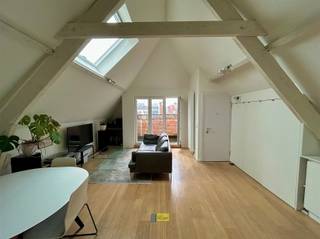 Welkom in dit charmante dakappartement van 55m² in het hart van Antwerpen! Dit moderne en stijlvol ingerichte appartement maakt onderdeel uit van...