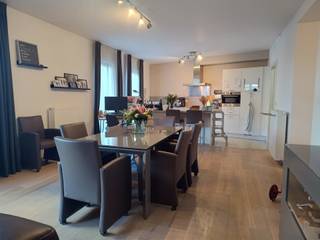 <p>Dit heerlijk gelijkvloers jongbouw appartement (134,5 m²) met 2 slaapkamers, terras en private ruime tuin (70 m²) bevindt zich in een rustige residentie in een autoluwe straat hartje Mechelen, op slechts 400m van de Sint-Romboutstoren en rechtover de prachtige Sint-Janskerk. Achter een knappe glazen façade met stalen poort huist het ideale appt voor wie zoekt naar rust, privacy &amp; een veilige plek.<br /><br />INDELING:<br />Gemeenschappelijke inkomhal met lift naar de garage. <br />Ruime privé inkomhal, gastentoilet, gigantische leefruimte als kloppend hart van deze woonst, met schuiframen naar de tuin, open keuken &amp; aansluitend technische berging.<br />Gang naar slaapkamer &amp; master bedroom, wasplaats, badkamer met ligbad &amp; douche en dubbele lavabo. <br /><br />Ondergrondse autostaanplaats, kelderberging en fietsenberging zijn verplicht bij te huren bij het appartement aan 150 eur/maand.<br />Optioneel kan een tweede autostaanplaats bijgehuurd worden aan 95 eur/maand.<br /><br />PRAKTISCH:<br />- Beschikbaar vanaf 15/04<br />- Huurwaarborg 3 maanden<br />- Gemeenschappelijke lasten: 150 eur/maand<br />- Huurcontract lange duur<br />- EPC B<br /><br />Wil je instapklaar en comfortabel wonen op een toplocatie? Contacteer Simon via simon.kareman@quares-trevi.be of 015 33 19 19.</p>