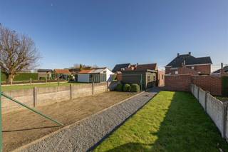 <p><strong>KIJKDAG DI 18/08 | HALFOPEN WONING MET GARAGE OP 464M² OP TOPLIGGING IN DENTERGEM</strong></p><p><span>Ben je op zoek naar een centraal gelegen halfopen woning met uiterst rustige ligging en landelijke verzichten? Dan is dit je kans!</span><br /><span>Deze halfopen woning is gelegen in de Kapittelstraat 26 (zijstraat van de Gottemstraat) en geniet een uiterst rustige ligging, doch dicht bij bakker, slager, school, bibliotheek, winkels en invalswegen.</span><br /><span>Zowel vooraan als achteraan kan men het perceel bereiken en geniet men van een prachtig landelijk zicht. Isoleer de daken van deze woning en voldoe alvast aan de verplichte D-score. Kijkdag op afspraak dinsdag 18 augustus, mail of bel om jouw afspraak vast te leggen. </span></p><p><span><strong>INDELING: </strong></span><br /><span>We komen binnen in de inkomhal die rechtstreeks toegang biedt tot zit-en eetplaats. De leefruimtes hebben grote raampartijen die voor veel natuurlijk lichtinval en een mooi zicht zorgen. De leefruimte vooraan is ideaal voor een vrij beroep of thuiskantoor.</span><br /><span>Via de leefruimte achteraan komen we terecht in de keuken (kookplaat | dampkap | spoelbak) met aansluitend de veranda en badkamer (bad | toilet | lavabo met meubel)</span><br /><span>Tot slot hebben we via de leefruimte eveneens toegang naar de droge kelder. </span><br /><span>Op het eerste verdiep is er een overloop naar 3 slaapkamers. </span><br /><span>Ook het tweede verdiep is toegankelijk via vaste trap en geniet alvast 1 slaapkamer en een zolderkamer.</span><br /><span>Rondom de woning is er een grote tuin met garage en tuinhuis die zowel vooraan als achteraan toegankelijk zijn.</span></p><p><span><strong>TROEVEN: </strong></span><br /><span>- TOPLIGGING</span><br /><span>- TOEGANKELIJK VOOR-ALS ACHTERAAN</span><br /><span>- 4 SLAAPKAMERS</span><br /><span>- GARAGE</span></p>