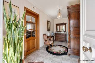 Deze halfopen woning is gebouwd in 1997 en is rustig gelegen op een perceel van 4a29ca langs de Nielerstraat in Dorne (Maaseik). <br /><br />De woning is als volgt ingedeeld: <br />- Kelder met verschillende berg-/hobbykamers en cv-ruimte <br />- Gelijkvloers met inkom, woonkamer, keuken, berging/wasplaats, apart toilet, badkamer en twee slaapkamers<br /><br />Daarnaast is het heerlijk vertoeven in de onderhoudsvriendelijke tuin met overdekt terras. De wagen kan men parkeren onder de aanwezig carport of in de vrijstaande garage die verschillende mogelijkheden biedt.<br /><br />EPC D (geen renovatieplicht)