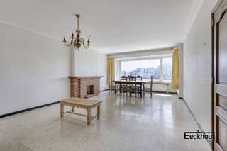 Dit ruim en lichtrijk appartement in het centrum biedt de ideale uitvalsbasis om te worden ondergedompeld in het stadsleven. Het appartement, vol potentieel mits enkele renovatiewerken,, bestaat uit een ruime centrale inkomhal met inbouwvestiaire, een leefruimte met weids zicht over de jachthaven en de iconische Mercator, een keuken met terras, 1 slaapkamer momenteel ingericht als dressing, 2 slaapkamers achteraan waarvan 1 met terras en 1 met lavabomeubel, badkamer voorzien van een lavabomeubel, ligbad, toilet en bidet en nog een afzonderlijk toilet. Beide terrassen zijn voorzien van een buitenberging. Ook is er een gemeenschappelijke fietsenberging en een private kelderberging aanwezig Het appartement bevindt zich vlakbij het station, winkels, allerhande horeca, park, 'bosje' en strand maar biedt door de hogere verdieping veel rust en privacy. Kortom alles wat nodig is voor een comfortabel leven. Het appartement kreeg een EPC-label C waardoor er geen renovatieplicht is. Vraag zeker uw bezoekje aan!