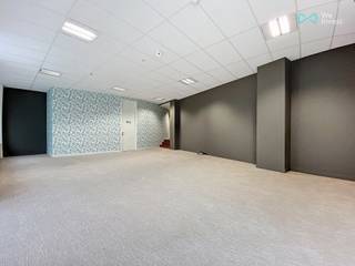 <div>Tel: +32.456.13 43 88 / E-mail: matthieu.goffin@weinvest.be</div>
<div></div>
<div>We Invest biedt u met trots dit prachtige kantoor van 184 m² aan, gelegen in de Nerviërsstraat 85 in Brussel.</div>
<div></div>
<div>Dit moderne kantoor bestaat uit een grote open ruimte, ideaal om uw teams te ontvangen, en twee individuele kantoren van respectievelijk X m² en X m², waar u in alle rust kunt werken. U vindt er ook perfect aangepaste faciliteiten, zoals een invalidentoilet, een herentoilet en een damestoilet, voor optimaal comfort. Er is ook een eigen open keuken beschikbaar, die een gezellige ruimte biedt voor pauzes.</div>
<div>Tegen betaling zijn er parkeerplaatsen te huur.</div>
<div></div>
<div>Dit kantoor ligt op een steenworp afstand van het beroemde Jubelpark en geniet van een uitzonderlijke locatie. Je profiteert van de onmiddellijke nabijheid van openbaar vervoer, waaronder de metrostations Merode en Schuman, en talloze buslijnen. De omgeving is rijk aan voorzieningen, zoals restaurants, cafés en winkels, en biedt uw personeel een aangename en dynamische werkomgeving.</div>
<div></div>
<div><span> - Huur: €3.070 per maand</span></div>
<div><span> - Servicekosten: €1.050 per maand</span></div>
<div><span> - Beschikbaar vanaf 1 oktober.</span></div>
<div></div>
<div>Per direct beschikbaar! Nu bekijken! Ga voor meer exclusieve woningen naar www.weinvest.be!</div>