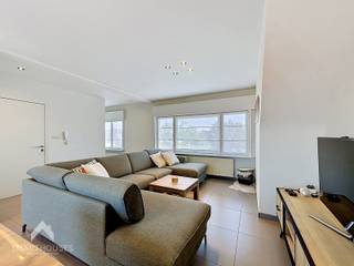 <p>Interessant gelegen appartement bestaande uit een ruime en lichtrijke leefruimte met eet-en zithoek, volledig uitgeruste keuken, ruim zon georiënteerd terras, 2 volwaardige slaapkamers, ingerichte badkamer (inloopdouche, toilet en lavabomeubel) en een praktische was/bergplaats.</p>
<p>Het appartement is ook voorzien van een garage met sectionale poort.</p>
<p>Extra troeven:</p>
<ul>
<li>Energiezuinig</li>
<li>Voorzien van airco’s (slaapkamer + leefruimte)</li>
<li>Cv op gas en dubbele beglazing (PVC)</li>
<li>Conforme keuring elektriciteit</li>
<li>Groot en privaat terras</li>
<li>Garage met sectionale poort</li>
<li>In de nabijheid van scholen, winkels, openbaar vervoer en belangrijke in-en uitvalswegen</li>
<li>Instapklaar</li>
</ul>
<p>Dit appartement is te koop ZONDER makelaar via het concept van Smart Houses! Verdere inlichtingen of bezoek? Contacteer rechtstreeks de eigenaar via 0494/80.17.30</p>