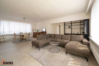 Gezellig, deels gerenoveerd appartement met ruim terras en garagebox.<br />Dit appartement bevind zich op de bovenste verdieping van het gebouw.<br />Het beschikt over een lichtrijke leefruimte door ramen aan beide zijden, keuken met kasten, kookplaat, dampkap en oven en aansluitende berging; apart toilet; vernieuwde badkamer met inloopdouche en dubbele lavabo; 2 slaapkamers en zeer ruim terras. Tot slot is een garagebox en staanplaats inbegrepen.<br /><br />Gemeenschappelijke kosten: 250 EUR (lift, poetsen gemene delen, provisie water en verwarming, minuterie, aandeel syndicus, ...)<br />Geschikt voor maximaal 4 personen.<br />Beschikbaar vanaf 01/08/2026.<br /><br />Huurwaarborg bedraagt 3 maanden huur.<br />Plaatsbeschrijving door extern bedrijf met gedeelde kosten.<br /><br />Een bezoek ter plaatse kunt u enkel online reserveren op www.hansvastgoed.com.<br />Voor meer informatie, bezoek onze website www.hansvastgoed.com of neem contact op met info@hansvastgoed.com of +32 3 366 05 30.