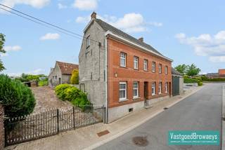 Deze ruime hoeve, gelegen binnen een beschermd dorpsgezicht, biedt een zeldzame kans voor wie op zoek is naar een eigendom met karakter...