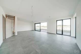 <p>Contact : maxime.vandenabbeele@weinvest.be - 0494 05 23 55. À la recherche d'une maison neuve alliant confort, modernité et performance énergétique ? Dès le hall d'entrée, une habitation lumineuse aux volumes bien pensés vous attend. Le rez-de-chaussée propose un bel espace de vie ouvert réunissant salon, séjour et cuisine, dans une ambiance conviviale. Il dispose aussi d'un WC indépendant, d'un espace polyvalent (bureau, buanderie ou rangement) et d'un garage. À l'étage, trois belles chambres et deux salles d'eau offrent un agencement idéal pour une famille ou toute personne recherchant espace et praticité. Construite selon les standards actuels, cette maison bénéficie d'équipements performants : pompe à chaleur avec chauffage au sol, panneaux photovoltaïques, ventilation double flux et châssis à haut rendement, pour un excellent confort thermique et une maîtrise des  consommations. Déjà construite et prête à l'emploi, elle permet de profiter immédiatement des avantages du neuf, sans les contraintes de travaux. À proximité de Florennes et Philippeville, elle bénéficie d'un cadre calme et verdoyant, idéal pour qui recherche la tranquillité tout en restant proche des commodités. Une maison neuve, moderne et économe, pensée pour le confort et la sérénité au quotidien.<br />PEB A+, électricité conforme. <br />Son prix ? Faire offre à partir de 397.000€.<br />Annonce à titre indicatif et non contractuelle.</p>