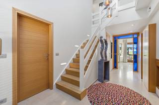 <p>Deze exclusieve woning bevindt zich in de Klokhofstraat, op een rustige ligging net buiten het centrum van Veurne. Door die ligging krijg je het beste van 2 werelden. Vlotte bereikbaarheid en prachtige vergezichten over Veurnse velden. </p>
<p>Via de inkomhal met apart toilet kom je in de ruime leefruimte met een afzonderlijke eetkamer en een volledig uitgeruste keuken met kwalitatieve toestellen. Daarnaast is er een praktische berging en een aparte bureauruimte aanwezig.</p>
<p>Naast het bureau bevindt zich de wellnessruimte met zwembad, bar en jacuzzi. Hier zijn eveneens een apart toilet en twee kleedruimtes met een douche voorzien.</p>
<p>Op de bovenverdieping bevinden zich vier slaapkamers, drie badkamers en een afzonderlijk toilet. De ruime masterbedroom beschikt over een eigen dressing en ensuite badkamer. </p>
<p>Verder heeft de woning nog een dubbele garage, een zolder en werd ze volledig onderkelderd, wat zorgt voor heel wat extra ruimte.</p>
<p>Buiten geniet je van een zongerichte tuin met verschillende terrassen, ideaal om in alle rust te ontspannen en te genieten.<br /><br />Troeven: </p>
<ul><li>Grote tuin zonder inkijk</li><li>Oninneembare vergezichten </li><li>Zonnepanelen met een vermogen van 10 KW</li><li>Zwembad met jacuzzi en bar</li><li>Rustige buurt, dicht bij het centrum </li></ul>
Interesse? Contacteer ons via 058 31 58 58 of via hanne.huyghe@era.be