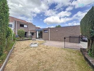 Overijse - Jezus-Eik - Charmante maison bénéficiant d’un double accès par deux rues distinctes de +/- 184m² selon le PEB, rénovée en 2020. Elle...
