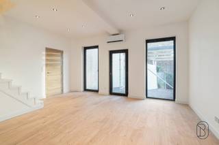 Volledig gerenoveerde rijwoning met tuin, 3 slaapkamers en uitstekende energieprestatie (EPC A), centraal gelegen en perfect instapklaar! Deze...