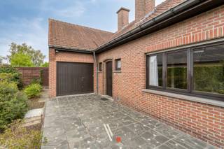 <p>Deze<strong> ruime woning</strong> aan de Elegastlaan in Izegem heeft een <strong>uiterst rustige ligging</strong> met weinig tot geen doorgaand verkeer. Wanneer je de straat uit rijdt, kom je terecht in een<strong> landelijke omgeving</strong>. Toch bevindt de woning zich vlakbij het centrum van Izegem en vlakbij <strong>belangrijke invalswegen</strong>.<br /><br />De woning beschikt over een bewoonbare oppervlakte van 212 m² en is gelegen op een <strong>perceel van 936 m²</strong>. <br /><br />De woning omvat op het gelijkvloers een lichtrijke woonkamer, een ruime keuken, twee slaapkamers en een badkamer. Daarnaast zijn er een kelder en zolder, waar je extra bergruimte hebt en waar je zeker 3 slaapkamers kan bij creëren. Tenslotte is er nog een zeer ruime garage. <br />Kortom, <strong>mogelijkheid tot 5 slaapkamers</strong>! <br /><br />De woning werd gebouwd in 1984 en biedt heel wat mogelijkheden om ze naar eigen smaak te moderniseren. <strong>Het ruime perceel en de groene omgeving</strong> maken dit een interessante woning voor wie op zoek is naar ruimte, comfort en potentieel.<br /><br />Deze woning valt onder de renovatieplicht. <br /><br />Interesse? Neem contact met ons op voor meer informatie of een bezichtiging.</p>