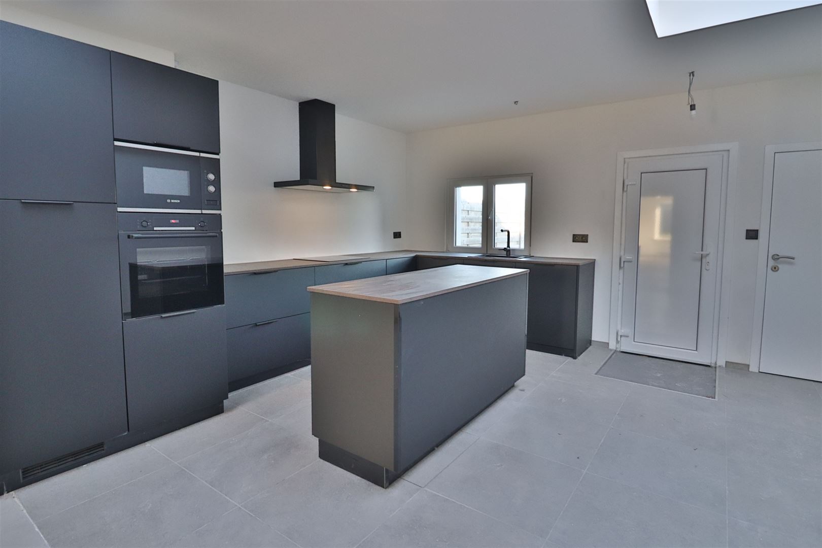 Volledig gerenoveerde woning met garage / uitweg - foto 4