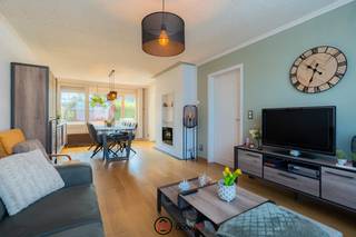 <h2><span>Op een ruim en volledig omheind perceel van 455 m², rustig gelegen in de Leemweg 7 in Hechtel-Eksel, vind je deze charmante woning te koop.</span></h2>
Je woont hier in een rustige straat met enkel lokaal verkeer. De bakkerij, lagere school en winkels bevinden zich op wandelafstand.<br /><br />Je betreedt het huis via de inkomhal met ruimte voor een vestiaire en een apart gastentoilet. Vanuit de hal heb je toegang tot een berging/technische ruimte. De lichtrijke leefruimte is afgewerkt met een parketvloer en geniet van veel natuurlijke lichtinval dankzij de grote nieuwe ramen.<br />Aansluitend vind je de volledig vernieuwde keuken (2025), uitgerust met een inductiekookplaat, dampkap, oven, microgolfoven, vaatwasser en een ruime koelkast. Het grote schuifraam geeft uit op het overdekte terras en de tuin.<br /><br />In de nachthal ligt een vernieuwde laminaatvloer. De badkamer is uitgerust met een enkele lavabo en een bad-douchecombinatie. Vanuit de badkamer heb je toegang tot een apart toilet. Verder zijn er drie slaapkamers, allen voorzien van een laminaatvloer en nieuwe ramen (deels met rolluiken). Via het zolderluik in de nachthal bereik je de ruime zolder met vloerisolatie en veluxraam.<br /><br />De garage is ruim en beschikt over een geautomatiseerde sectionaalpoort.<br />Buiten geniet je van een aangelegd terras en een tuinhuis. De tuin is recent volledig omheind.<br /><br /><strong>Troeven van deze woning te koop in Hechtel-Eksel:</strong>

<ul>
	<li>Rustige ligging</li>
	<li>Vernieuwde keuken (2025)</li>
	<li>Recente ramen met dubbel glas</li>
	<li>Rolluiken</li>
	<li>Vliegenramen</li>
	<li>Elektriciteit conform</li>
	<li>EPC C (met beperkte inspanning mogelijk naar label B)</li>
	<li>Instapklaar</li>
</ul>
Wil je deze woning in Hechtel-Eksel zelf ontdekken? Contacteer ons via carine@optie-m.be of bel 0478 41 58 70.<br />Wil je weten wat jouw woning waard is? Contacteer ons gerust via bovenstaande gegevens voor een vrijblijvende waardebepaling.<br /><br />Extra informatie: VG / WUG / GMO / GVKR / GVV