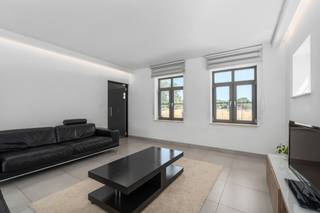 <p>Deze energiezuinige nieuwbouwwoning in Grote-Brogel combineert rust en comfort. Gelegen in een doodlopende, kindvriendelijke straat, vlak bij scholen, winkels en openbaar vervoer.</p>

<p><br />De halfopen woning werd gebouwd in 2012 en is volledig instapklaar. Met maar liefst 265 m² bewoonbare oppervlakte is er aan ruimte geen gebrek. De ruime woonkamer staat in verbinding met de volledig uitgeruste keuken en geniet van veel natuurlijk licht en een mooi zicht op de tuin. Aansluitend is er een praktische berging/wasplaats en daarnaast beschikt de woning nog over een kelder voor extra opslag. Op de eerste verdieping bevinden zich 3 ruime slaapkamers en een grote badkamer met inloopdouche en twee lavabo's. De volledig afgewerkte zolderverdieping kan ingericht worden als 4de slaapkamer of extra hobby- en opslagruimte. Buiten geniet je van een volledig omheinde, onderhoudsvriendelijke tuin waar je de hele dag van de zon kunt genieten. Er is eveneens een garage die momenteel gebruikt wordt als tuinberging/opslagruimte.</p>

<p><br /><strong>Enkele troeven:</strong></p>

<ul><li>Energiezuinig wonen: EPC-label en vloerverwarming doorheen de volledige woning (buiten de zolder)</li><li>Rustige centrale ligging: Gelegen in een doodlopende straat vlak bij scholen, winkels en nabij het centrum van Peer.</li><li>Ruimte en comfort: Mogelijkheid tot 4 à 5 slaapkamers, vaste trap naar de zolder en veel bergruimte.</li></ul>

<p><br />Ben je op zoek naar een ruime, energiezuinige woning met een zonnige tuin in Peer? Neem dan gerust contact met ons op via impact@era.be of 089 46 48 63. Khaz helpt je graag verder!</p>