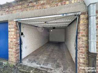 Deze afgesloten en makkelijk toegankelijke garagebox op topligging bevindt zich op wandelafstand van het station aan de achterzijde van de Residentie " San Michele ". <br />Vlotte bereikbaarheid naar de Expressweg, centrum Brugge, ...<br />Uitrusting : automatische sectionale poort, lichtpunt, stopcontact.<br />Afmetingen 6,10 X 2.75 - kantelpoort 2.5 X 2 <br />Voorziening van elektriciteit (auto mag niet opgeladen worden) <br />Meer info op kantoor!<br />