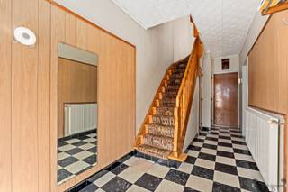 <p><span>Op te frissen bel-etage met 3 slpk's in Schoten</span></p><p><span>Bent u op zoek naar een woning die u volledig naar uw eigen smaak kunt moderniseren? Dan is deze ruime bel-etagewoning in Schoten zeker een bezoek waard. Met een bewoonbare oppervlakte van 157,59 m², drie volwaardige slaapkamers, een garage en een aangename tuin biedt deze woning een uitstekende basis voor een comfortabel gezinswoning. </span></p><h3><span>Indeling</span></h3><p><span>Gelijkvloers:</span><span> Via de ruime inkomhal betreedt u de woning. Op deze verdieping bevinden zich de garage, een gastentoilet en een praktische berging. Achter de garage bevindt zich een extra ruimte met uitzicht op de tuin, ideaal als bureau, hobbyruimte of vierde slaapkamer.</span></p><p><span>Eerste verdieping:</span><span> De eerste verdieping beschikt over een ruime en lichtrijke woonkamer dankzij de grote raampartijen die zorgen voor een aangename natuurlijke lichtinval. Aansluitend bevindt zich de keuken, die u volledig naar eigen smaak kunt vernieuwen.</span></p><p><span>Tweede verdieping:</span><span> Hier vindt u drie volwaardige slaapkamers en een badkamer die in 2014 volledig werd vernieuwd.</span></p><p><span>Ligging:</span><span> De woning is rustig gelegen in een aangename woonwijk in Schoten, op korte afstand van winkels, scholen, openbaar vervoer en belangrijke invalswegen. Dankzij de degelijke constructie, de praktische indeling en de vele mogelijkheden is dit de ideale woning voor wie op zoek is naar een renovatieproject met veel potentieel.</span></p><p><span>Troeven:</span></p><ul><li><span>Bewoonbare oppervlakte van 157,59 m²</span></li><li><span>Bel-etagewoning met veel potentieel</span></li><li><span>Drie volwaardige slaapkamers</span></li><li><span>Extra kamer op het gelijkvloers, ideaal als bureau of vierde slaapkamer</span></li><li><span>Ruime en lichtrijke leefruimte</span></li><li><span>Garage met sectionale poort (2023)</span></li><li><span>Badkamer volledig vernieuwd in 2014</span></li><li><span>Dak volledig vernieuwd en geïsoleerd in 2014</span></li><li><span>EPC B (200 kWh/m² jaar)</span></li><li><span>Tuin heraangelegd (2012)</span></li></ul><p><span> </span></p><p><span> </span></p><p><span>Interesse? Neem vandaag nog contact met ons op voor meer informatie of een bezichtiging!</span></p><p><span> </span></p>