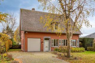 Op zoek naar ruimte, potentieel en een topligging? Deze open bebouwing op een royaal perceel van 12a biedt een uitstekende basis voor wie droomt...