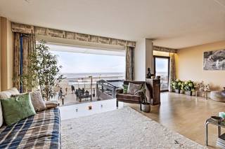 Deze interessante eigendom bestaat uit een pand met 3 verdiepingen; winkel met verschillende stockageruimtes + ruim appartement.Top ligging dankzij...