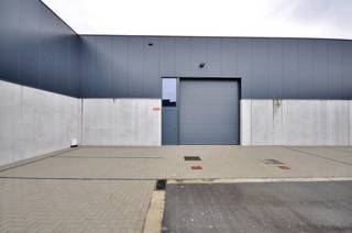 Un tout nouveau complexe d'entreprises a été construit sur l'ancien site de Bekaert à Zwevegem - Moen.<br />Le tout nouveau parc PME ne compte pas moins de 19 unités de coque, dont 3 seulement sont encore disponibles !<br /><br />Quelques caractéristiques de cette unité PME :
<ul>
	<li>Les bâtiments sont construits en matériaux durables</li>
	<li>Surface de <strong>321m2</strong></li>
	<li>L'unité est construite dans une structure en acier</li>
	<li>Les murs sont constitués d'une combinaison de panneaux en béton et de panneaux sandwichs métalliques</li>
	<li>Toiture en tôle d'acier avec isolation</li>
	<li>Dalle en béton industriel poli, portail sectionnel et menuiserie en aluminium (si prévu sur plan)</li>
</ul>
<br />Ce projet bénéficie d'une <strong>localisation très intéressante:</strong>

<ul>
	<li>Le projet est situé à proximité du canal Bossuit-Kortrijk.</li>
	<li>Il fait partie du parc d'activités Moen Trekweg existant.</li>
	<li>Le site est facilement accessible via l'E17 et l'E403 !</li>
</ul>
<br />Vous souhaitez plus d'informations? Contactez Matthias Roman: 0485 53 17 16