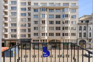 Vernieuwd appartement in een volledig gerestaureerd, statig herenhuis met een unieke combinatie van karakter en hedendaags comfort. Deze charmante residentie bevindt zich op een toplocatie in het hart van Oostende, op wandelafstand van de zee, het sfeervolle Marie-Joséplein, het groene Leopoldpark en tal van winkels, restaurants en gezellige cafés. Bovendien geniet u van een uitstekende bereikbaarheid met parkeermogelijkheden in de nabije omgeving.<br /><br />Het gebouw onderging een grondige totaalrenovatie waarbij zowel het interieur als alle technieken werden vernieuwd volgens de nieuwste normen. Dit herenhuis-appartement onderscheidt zich door zijn authentieke elementen, zoals een prachtige parketvloer, sierlijke deurlijsten, originele plinten en stijlvolle marmeren accenten, die perfect harmoniëren met een moderne afwerking.<br /><br />Bij het binnenkomen wordt u meteen verwelkomd door de hoge plafonds en de overvloedige lichtinval, wat zorgt voor een bijzonder ruim en aangenaam gevoel.<br /><br />Indeling:<br />U betreedt de elegante inkomhal die uitmondt in een lichtrijke leefruimte met toegang tot een balkon en een open, volledig ingerichte keuken. Verder beschikt het appartement over een moderne badkamer met inloopdouche en lavabomeubel, een slaapkamer van 12 m², een polyvalente kamer van 6 m² (ideaal als dressing, bureau of kinderkamer) met aansluitend balkon, en een apart gastentoilet.<br /><br />Extra troef:<br />Vanuit het appartement geniet u van een zijdelings zicht op het iconische De Grote Post, wat bijdraagt aan de unieke beleving van deze topligging.<br /><br />Troeven:
<ul>
	<li>Gelegen in een authentiek herenhuis met karakter</li>
	<li>Hoogwaardige totaalrenovatie</li>
	<li>Veel lichtinval en hoge plafonds</li>
	<li>Centrale ligging nabij zee, winkels en horeca</li>
	<li>Geen renovatieplicht</li>
	<li>Aangename terrassen</li>
	<li>Fietsenberging op het gelijkvloers</li>
</ul>
Een unieke kans voor wie stijlvol wil wonen of investeren in het bruisende Oostende.