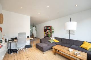 Ontdek dit aangename duplexappartement in het hart van Borgerhout, op wandelafstand van de Sint-Willibrorduskerk. Gelegen in een populaire buurt, geniet u hier van een bruisende omgeving met een mix van trendy horecazaken, lokale winkels en gezellige woonstraten.<br /><br />Het appartement bevindt zich op de tweede en derde verdieping en straalt meteen warmte en karakter uit. Op de tweede verdieping vindt u een lichtrijke leefruimte waar het aangenaam vertoeven is, een uitnodigend eetgedeelte en een volledig uitgeruste open keuken die aansluit bij het geheel. De badkamer is praktisch ingericht met een douche en voorzien van aansluiting voor een wasmachine.<br /><br />De bovenste verdieping biedt een verrassend ruime slaapkamer, een aparte bureauruimte ideaal voor thuiswerk of hobby en toegang tot een heerlijk zonnig dakterras van maar liefst 16 m². Hier kan u in alle rust genieten van een tasje koffie of een ontspannen aperitiefje in de buitenlucht.<br /><br />Er zijn geen bijkomende gemeenschappelijke kosten.<br /><br />Beschikbaar vanaf 15/5/2026.<br /><br />Interesse? Neem gerust contact op voor meer informatie of een vrijblijvende bezichtiging via 03 225 00 68 of mail naar laura@wellimmo.net. 