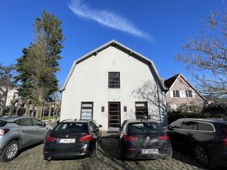 Op de hoek van de Pontstraat en de Philippe de Dentergemlaan vindt u 2 kantoorgebouwen, met een gezamenlijke beschikbare kantooroppervlakte van...