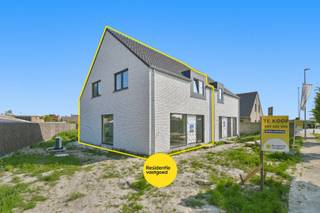 Op rustige doch centrale ligging in Gistel wordt deze nieuwbouwwoning gebouwd. Deze energiezuinige woning werd ontworpen met oog voor ruimte, licht en een praktische indeling, waardoor ze perfect aansluit bij de wensen van het moderne gezin.<br /><br />Bij het binnenkomen wordt u verwelkomd in een aangename inkomhal met gastentoilet. Verder opent de woning zich naar een bijzonder lichtrijke leefruimte waar grote raampartijen zorgen voor een mooie verbinding met het terras en de tuin. De open keuken sluit naadloos aan op de leefruimte en vormt het hart van de woning, ideaal voor gezellige familiemomenten en ontspannen avonden. Aansluitend bevindt zich een praktische was- en bergruimte. Op de verdieping bevinden zich drie volwaardige slaapkamers en een stijlvolle badkamer uitgerust met een ligbad, inloopdouche en dubbele lavabo. Daarnaast is er ook een afzonderlijk toilet voorzien. De zolderverdieping biedt extra opbergmogelijkheden en kan perfect dienen als stockageruimte.<br /><br />Bij de afwerking werd gekozen voor kwalitatieve, duurzame en onderhoudsvriendelijke materialen die bijdragen aan een tijdloze uitstraling en optimaal wooncomfort. Dankzij de combinatie van een warmtepomp, vloerverwarming, ventilatiesysteem en zonnepanelen geniet u bovendien van een bijzonder energiezuinige woning met een laag energieverbruik.<br /><br />Ook buiten werd alles voorzien om meteen zorgeloos te kunnen genieten. De woning beschikt over een aangelegd terras, private parkeerplaatsen, een genivelleerde tuin en een groene scheidingshaag die zorgt voor extra privacy en een aangename sfeer.<br /><br />De ligging vormt zonder twijfel een extra troef. U woont hier in een rustige omgeving, terwijl winkels, scholen, horeca en openbaar vervoer zich op korte afstand bevinden. Dankzij de vlotte verbinding met de autosnelweg geniet u bovendien van een uitstekende bereikbaarheid.<br /><br />Deze nieuwbouwwoning biedt de perfecte combinatie van modern wonen, kwalitatieve afwerking en een centrale doch rustige ligging in het hart van Gistel.<br /><br />E-peil: 21 - S-peil: 28 ~ Vg, Wg, Gvkr, Gvv, Gmo ~ Ref. MI24837